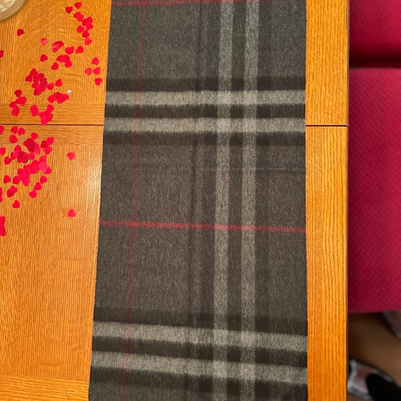 Authentic Burberry Cashmere scarf,  gray, excellent condition. - Picture 3 of 5